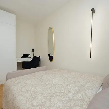 Tasteful One Bedroom By Renters דירה *