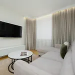 Tasteful One Bedroom By Renters アパート