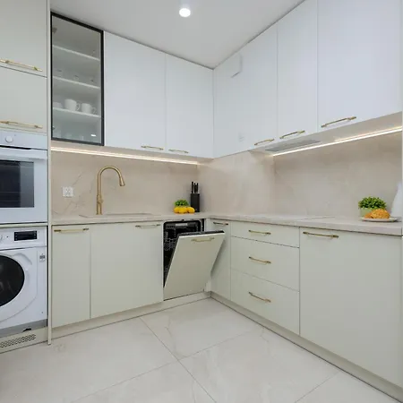 Tasteful One Bedroom By Renters وارسو